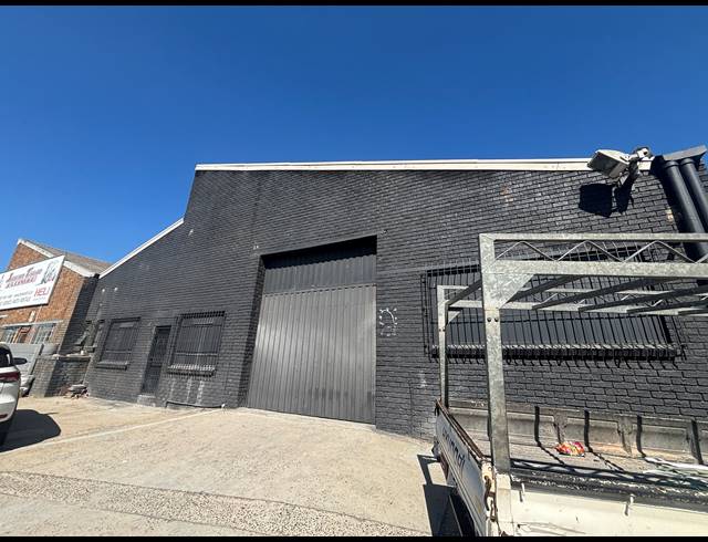1,600M² WAREHOUSE TO LET IN STIKLAND INDUSTRIAL